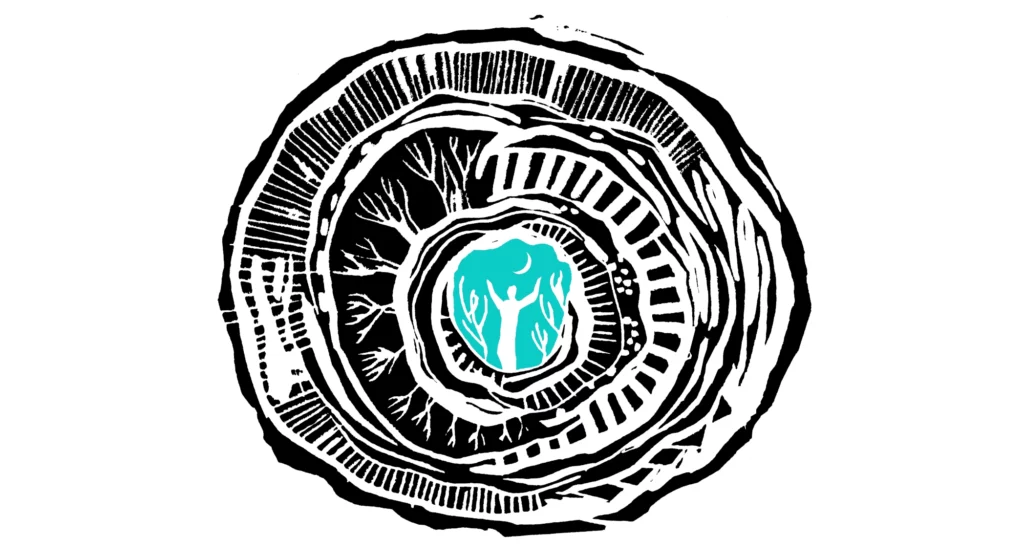 Eine labyrinthartige Illustration, die an Baumringe erinnert, mit einer menschlichen Figur unter einer Mondsichel, umgeben von Bäumen, im Zentrum. Sie symbolisiert die Verbindung zwischen Mensch und Natur.